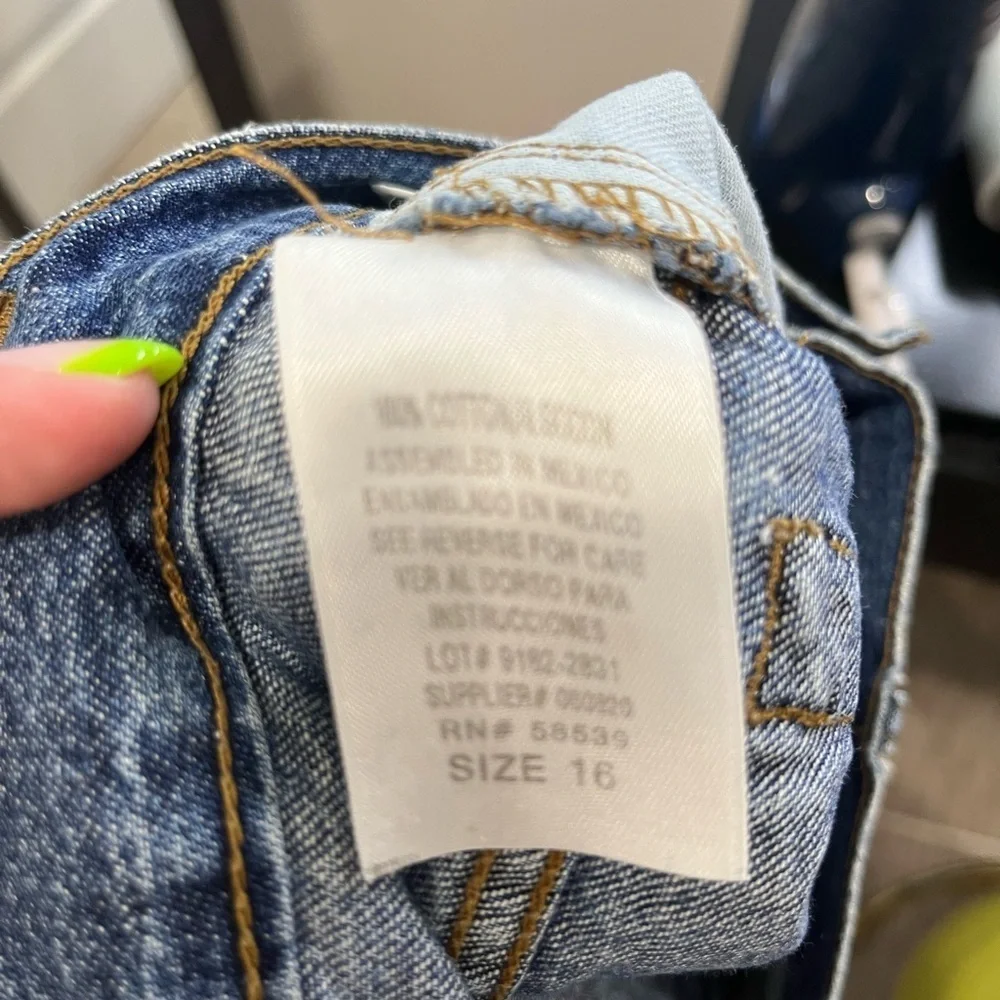 Dark wash l.e.i. Capri jeans